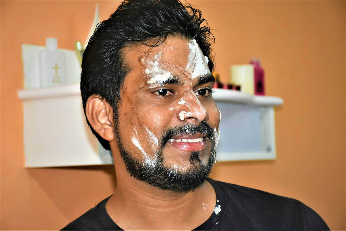 Infographic showing safe vs. irritating shaving cream ingredients for sensitive skin: green checkmarks for glycerin, shea butter, oat extract; red Xs for alcohol, parabens, synthetic fragrance